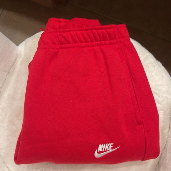Nike Unisex Sportswear Club Fleece
Joggers - University Red - Picture 8 of 9